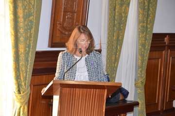  La profesora Celia Jiménez pone voz en el Pleno al manifiesto institucional contra la violencia machista (Foto TA)